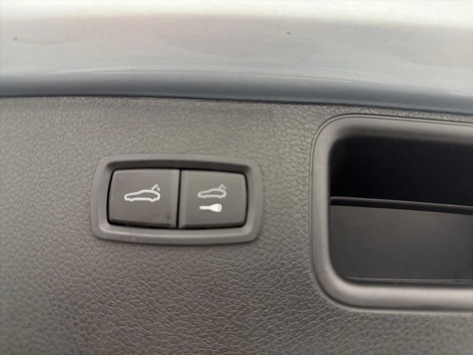 2023 Porsche Macan - Image 18 of 20