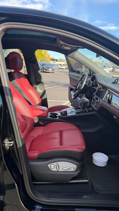 2023 Porsche Macan - Image 16 of 20