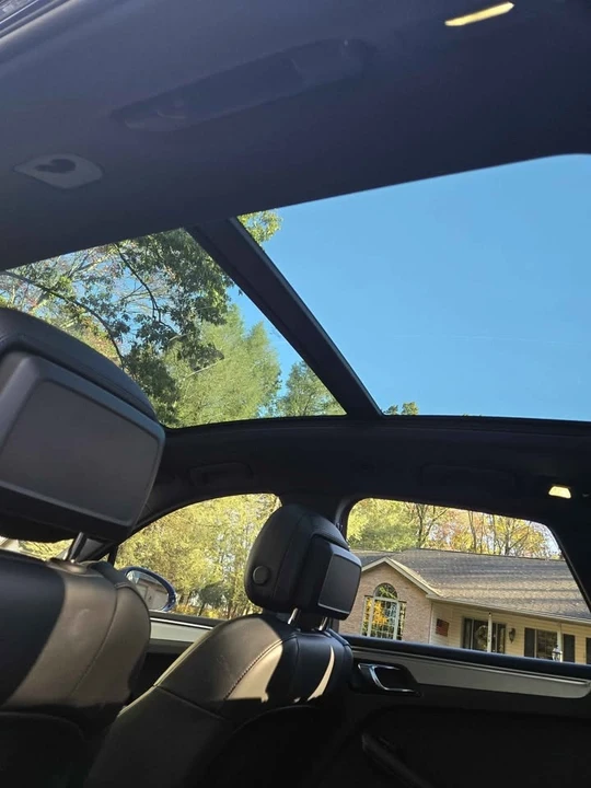 2023 Porsche Macan - Image 17 of 18