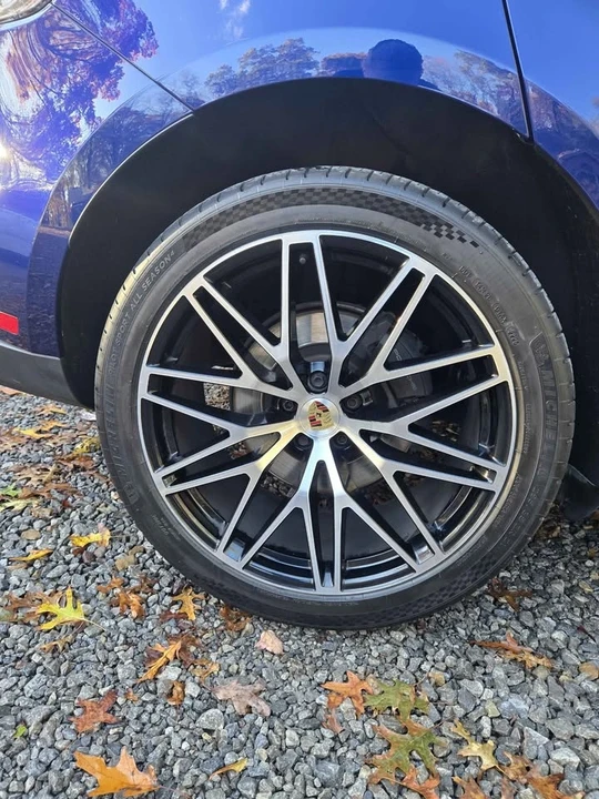 2023 Porsche Macan - Image 12 of 18