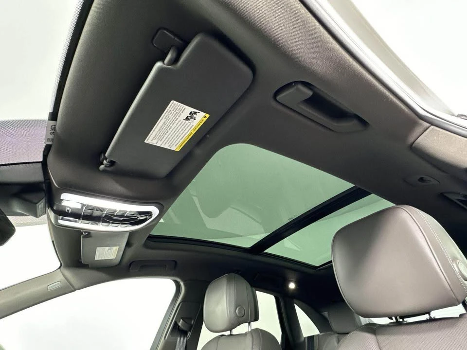 2023 Porsche Macan - Image 16 of 20