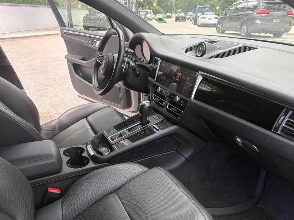 2023 Porsche Macan - Image 15 of 16