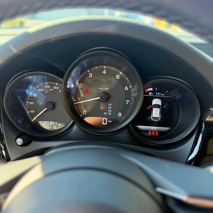 2023 Porsche Macan - Image 8 of 15