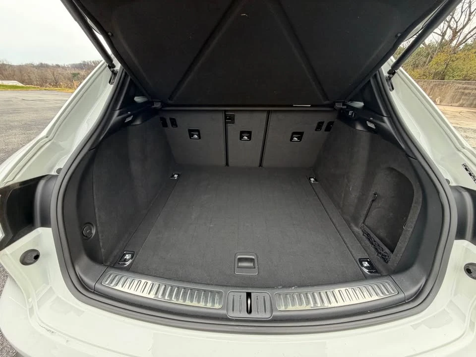 2023 Porsche Macan - Image 9 of 10
