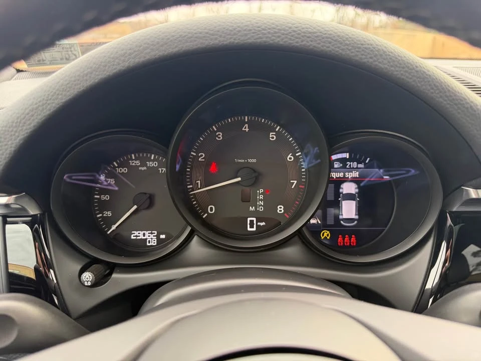 2023 Porsche Macan - Image 8 of 10