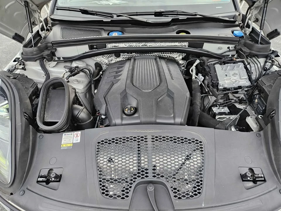 2023 Porsche Macan - Image 12 of 15