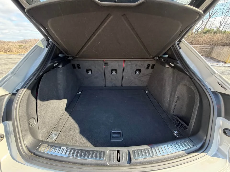 2023 Porsche Macan - Image 16 of 17
