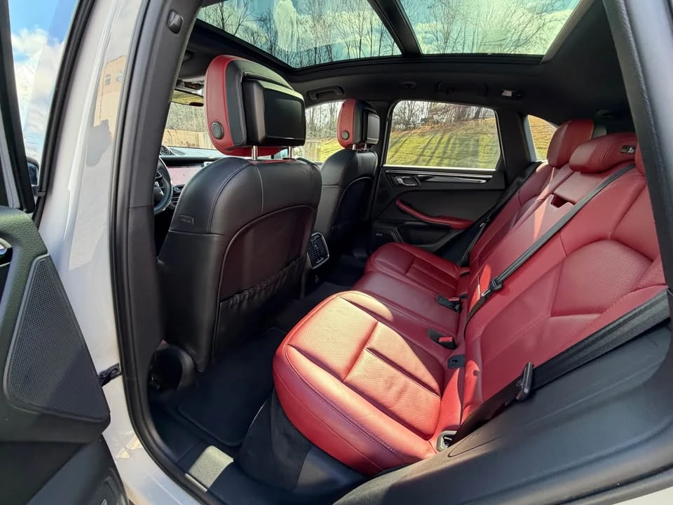 2023 Porsche Macan - Image 15 of 17