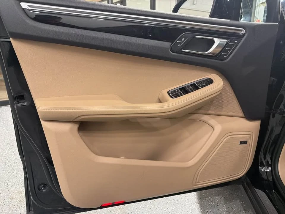 2023 Porsche Macan - Image 12 of 17
