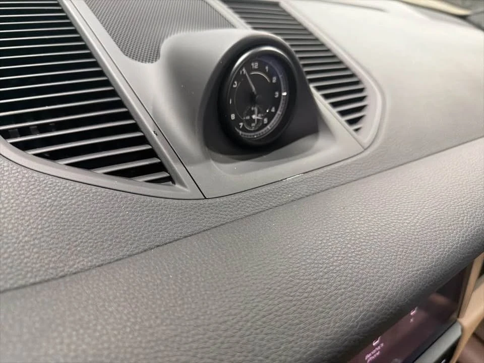 2023 Porsche Macan - Image 15 of 17