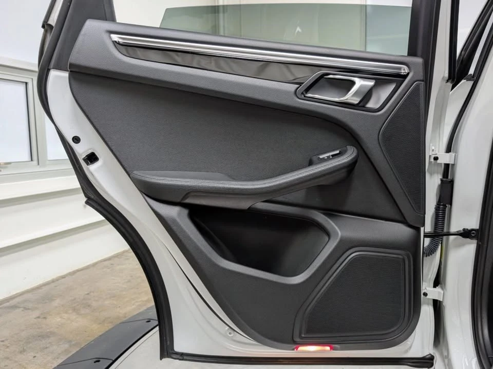 2023 Porsche Macan - Image 17 of 20