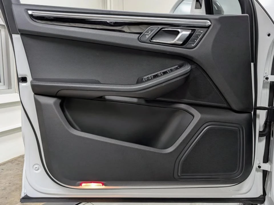 2023 Porsche Macan - Image 13 of 20