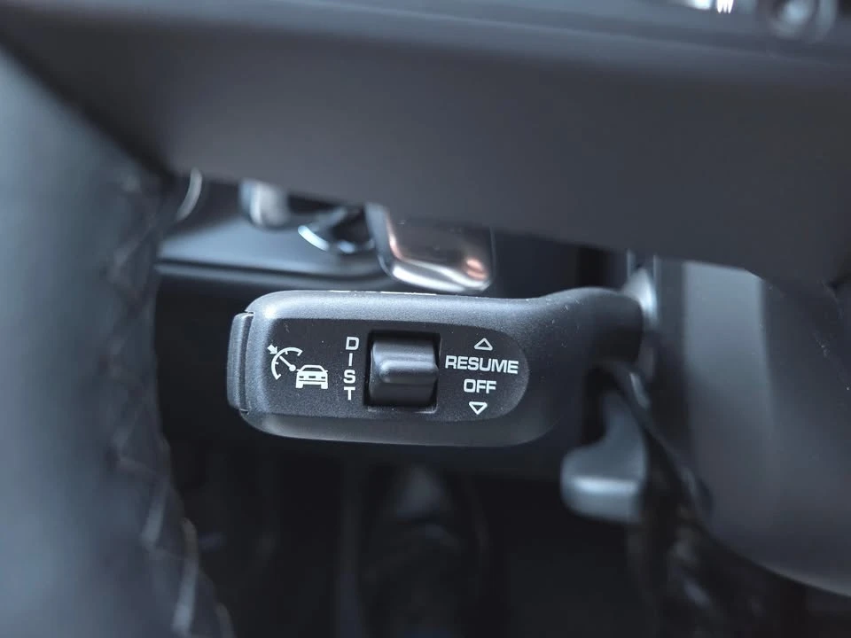 2023 Porsche Macan - Image 14 of 15