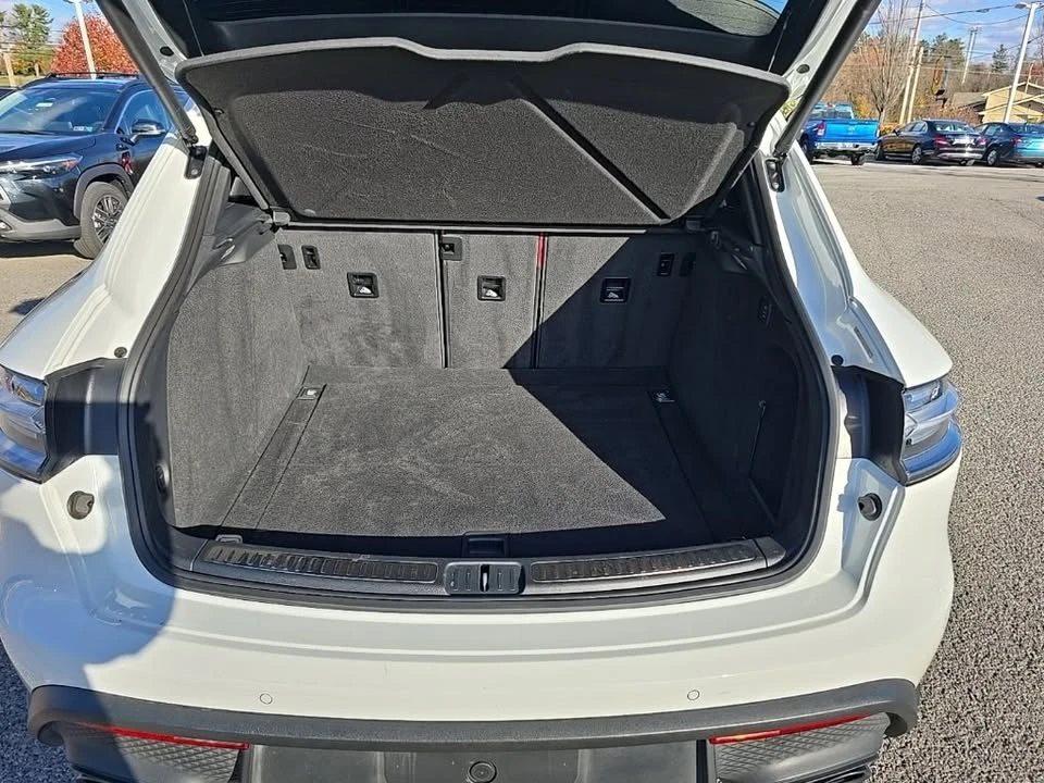 2023 Porsche Macan T - Image 10 of 12