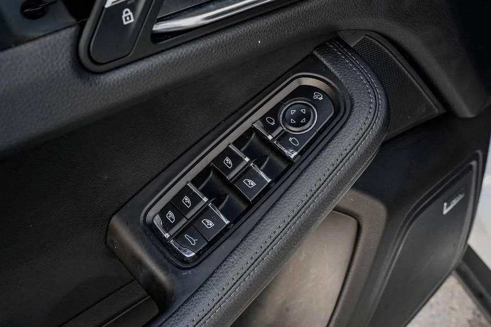 2023 Porsche Macan T - Image 10 of 18