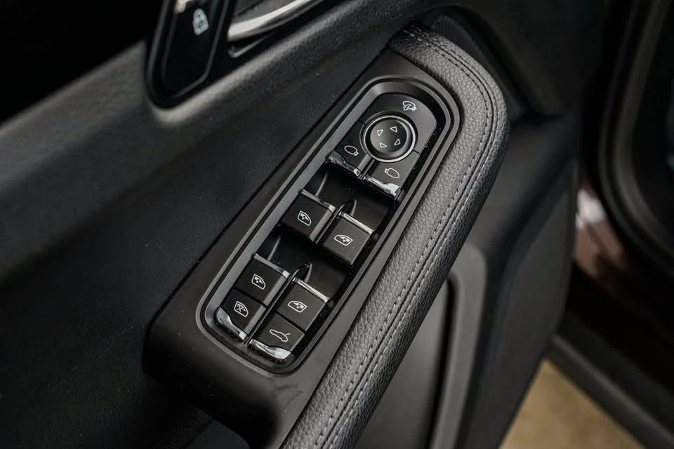 2023 Porsche Macan T - Image 10 of 16