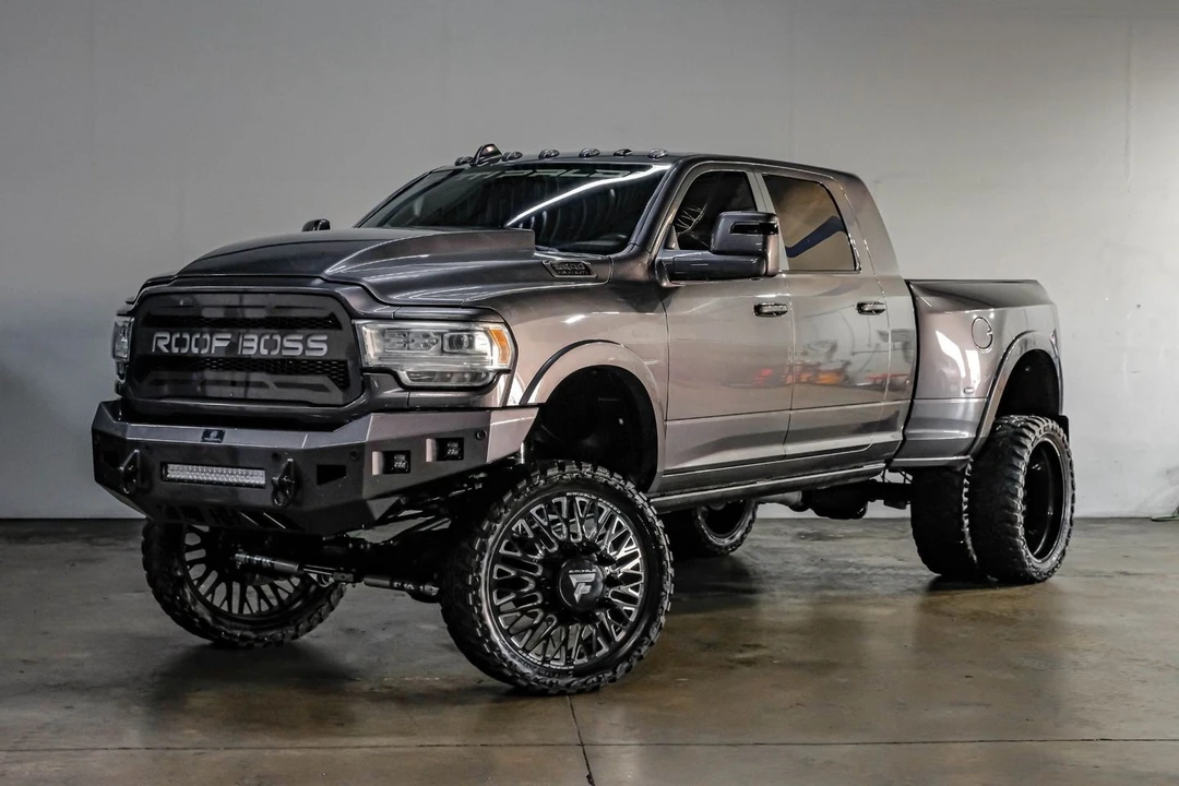 2023 Ram 3500 - Image 7 of 31