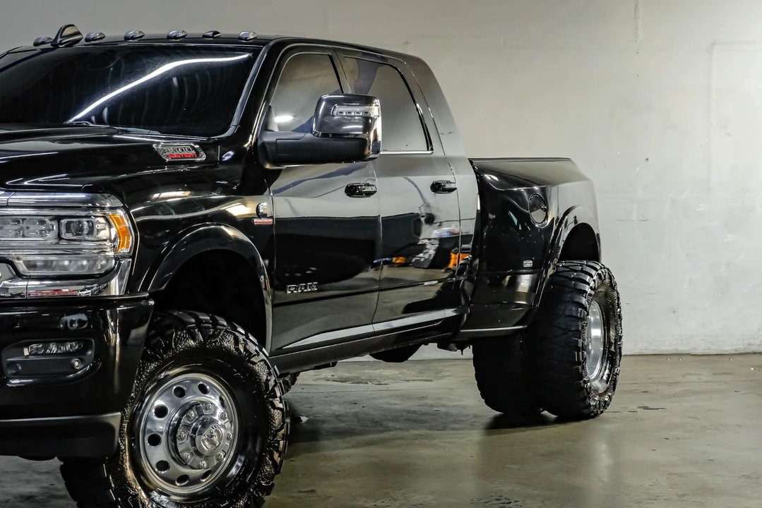 2023 Ram 3500 - Image 9 of 31