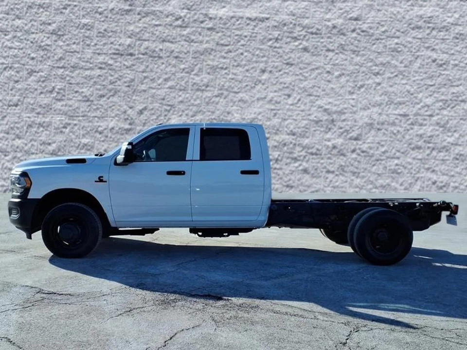 2023 Ram 3500 - Image 4 of 12