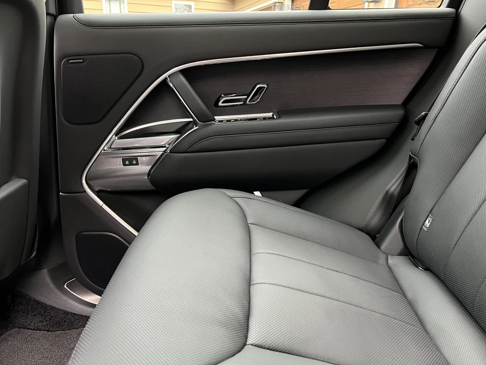 2023 Land Rover Range Rover L460 - Image 25 of 30