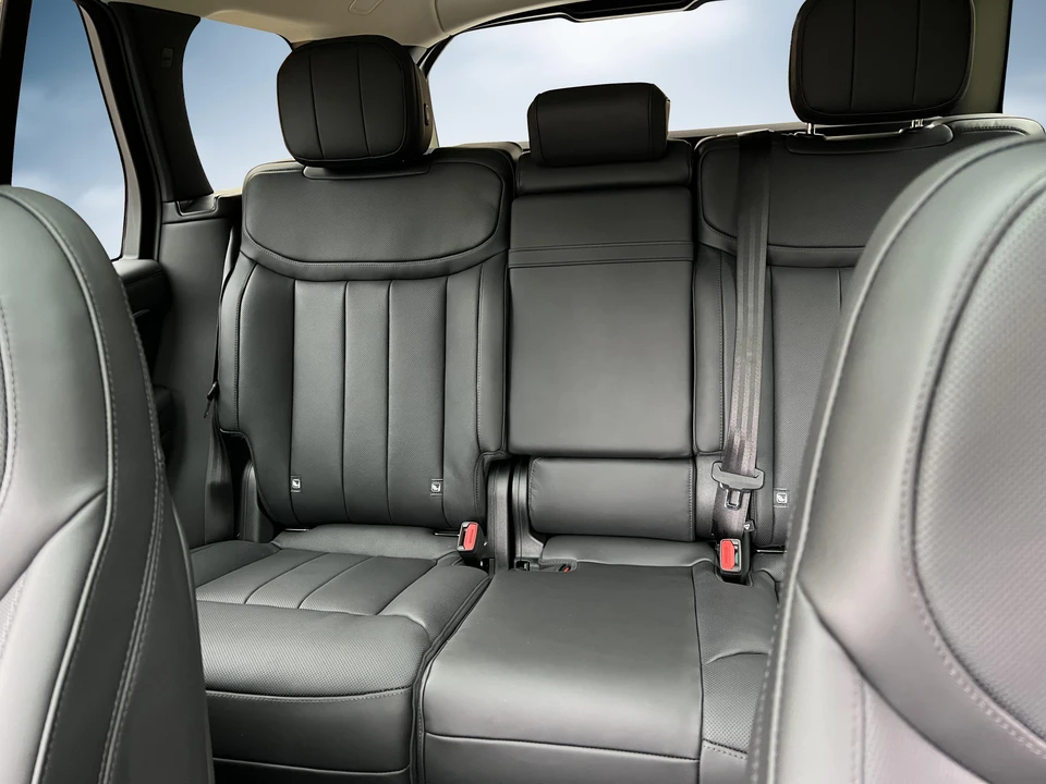 2023 Land Rover Range Rover L460 - Image 26 of 30