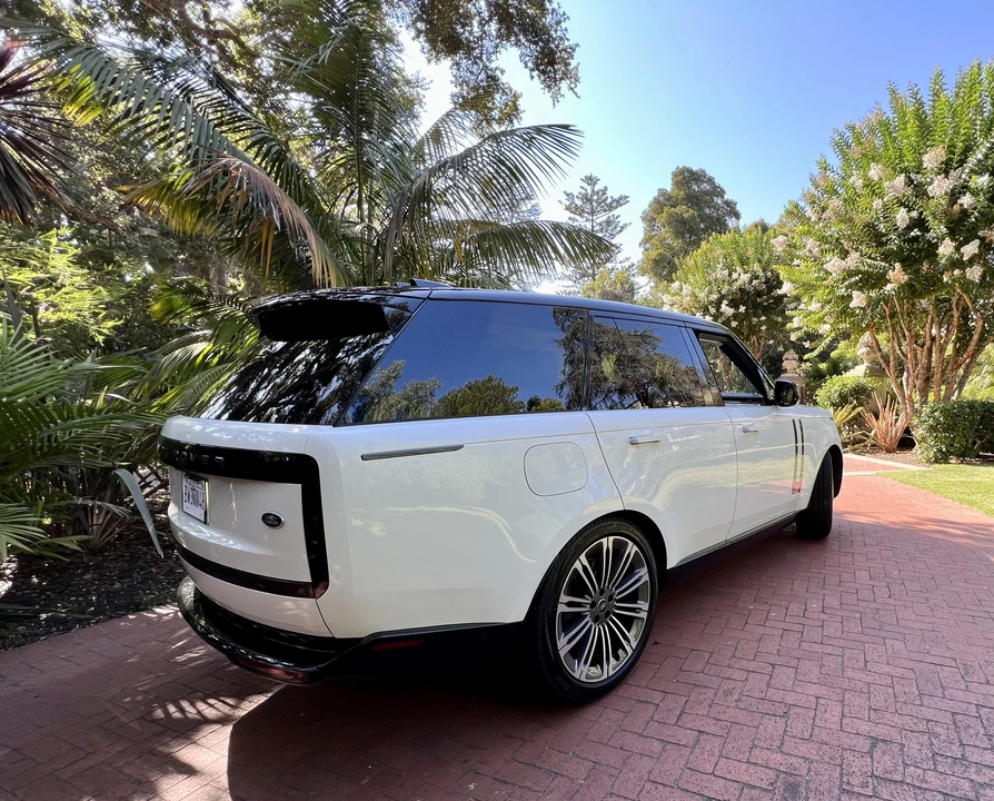 2023 Land Rover Range Rover L460 - Image 15 of 31