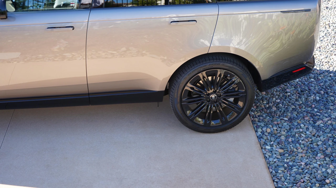 2023 Land Rover Range Rover L460 - Image 23 of 23