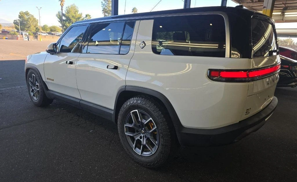2023 Rivian R1S - Image 5 of 6