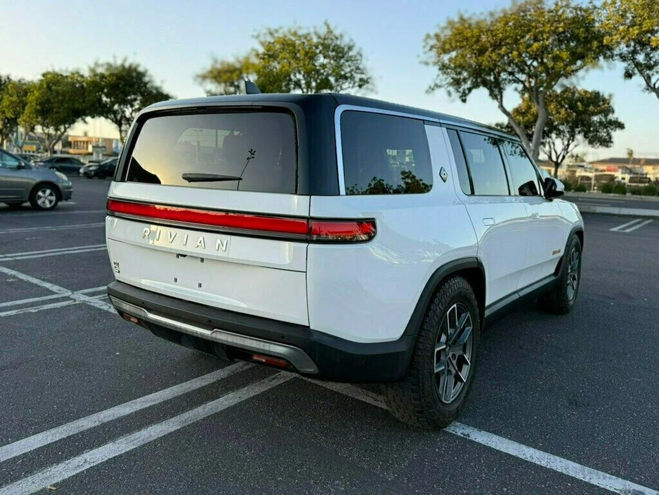 2023 Rivian R1S - Image 4 of 21