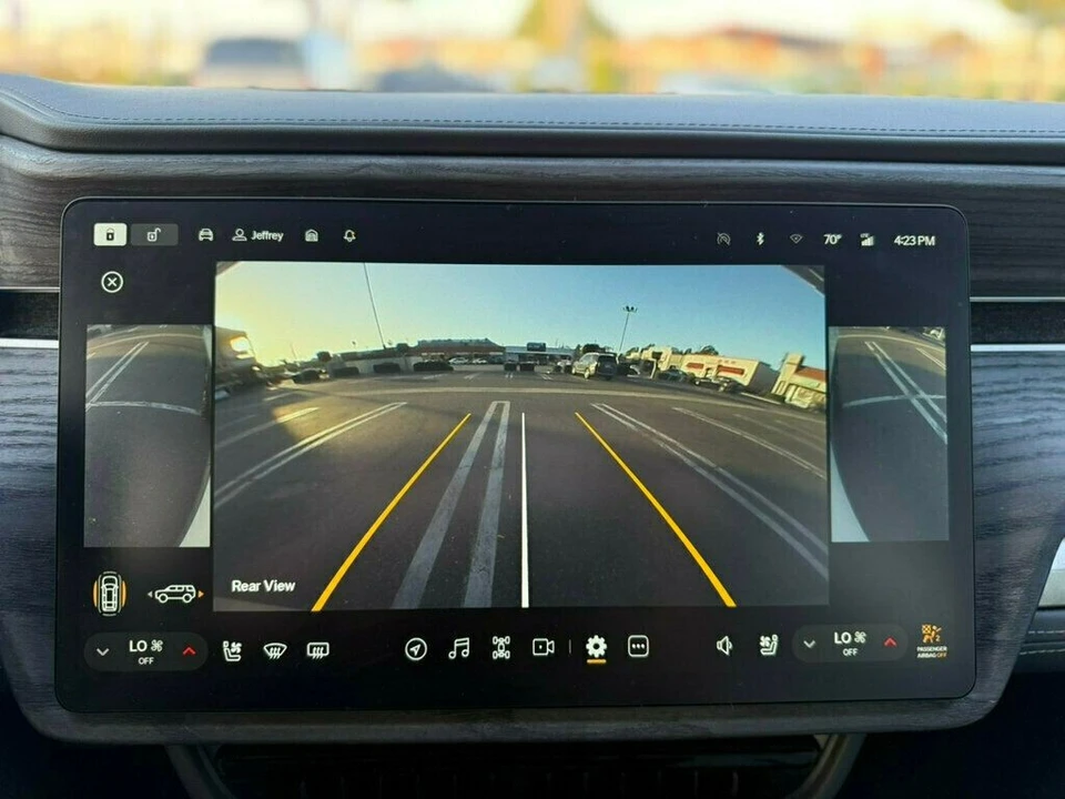 2023 Rivian R1S - Image 18 of 21