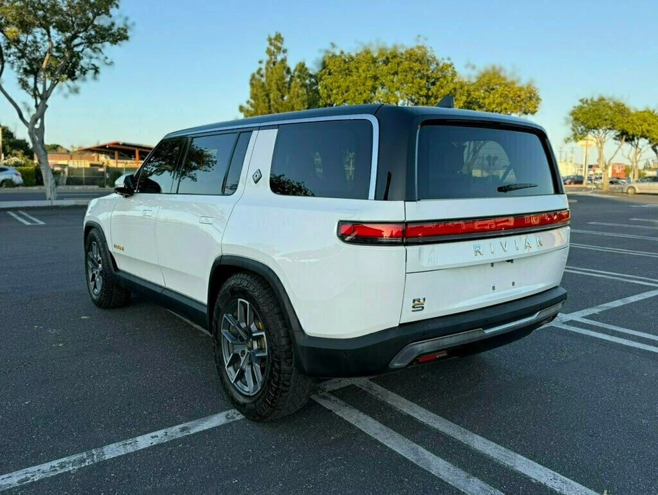 2023 Rivian R1S - Image 6 of 21