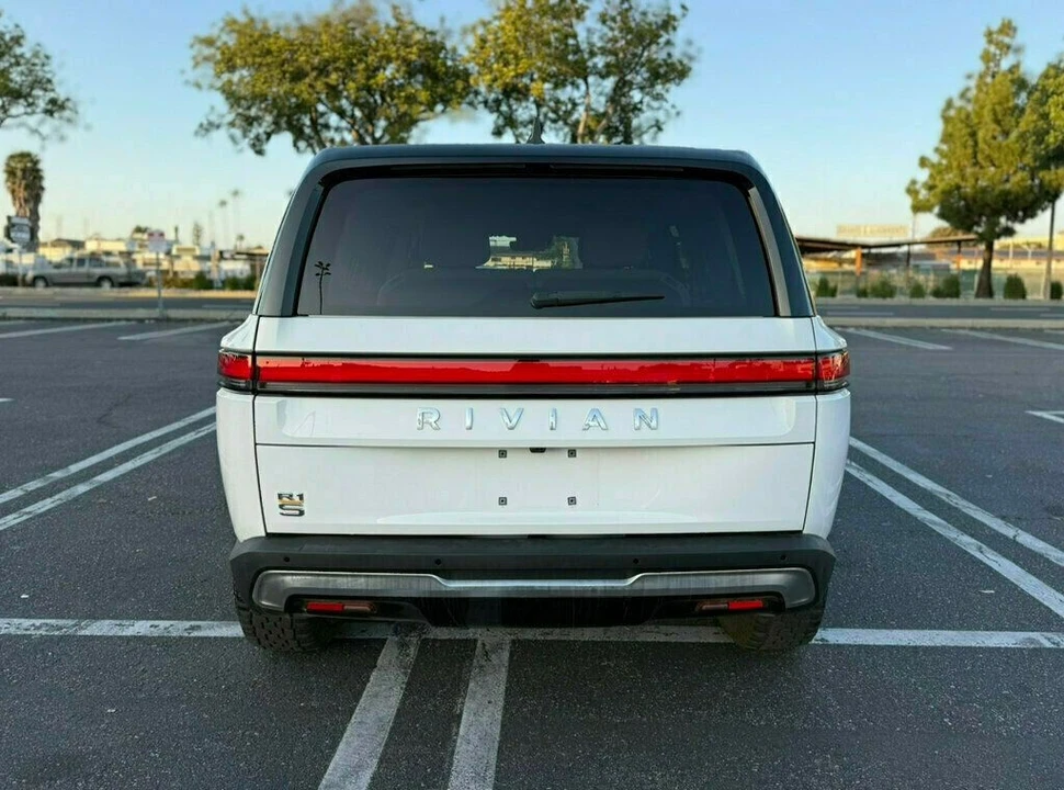 2023 Rivian R1S - Image 5 of 21