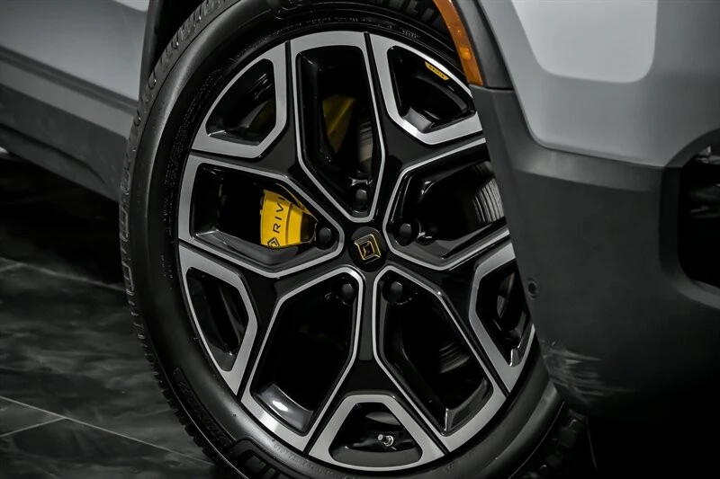 2023 Rivian R1S - Image 3 of 21