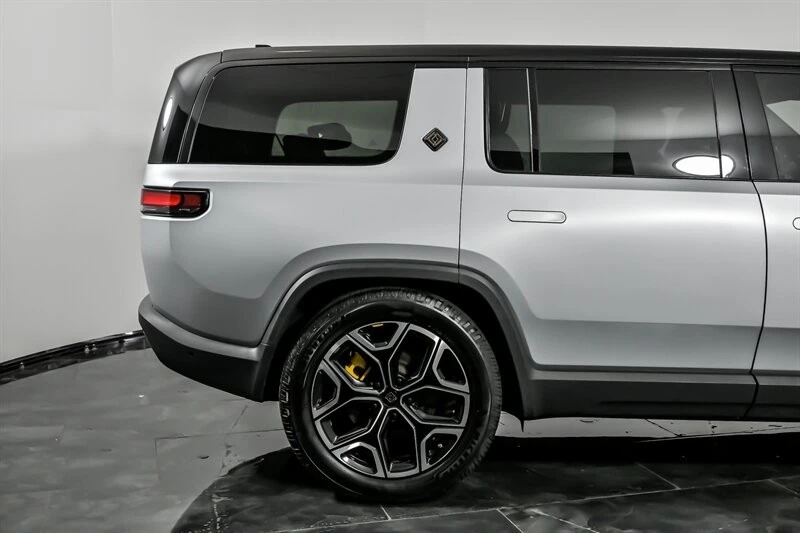 2023 Rivian R1S - Image 12 of 21