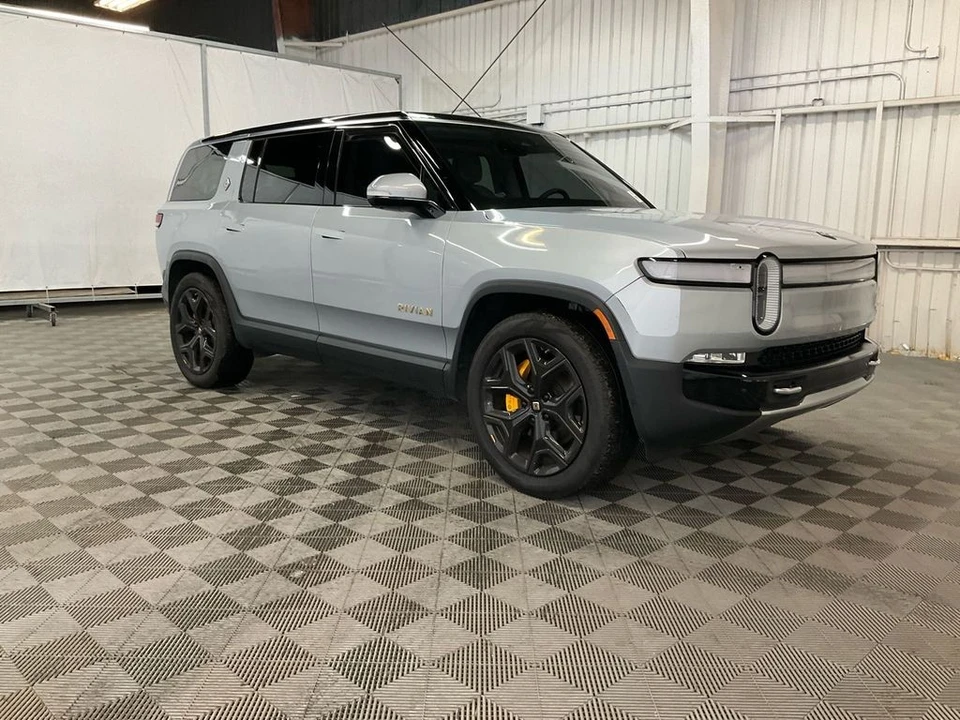 2023 Rivian R1S - Image 3 of 6
