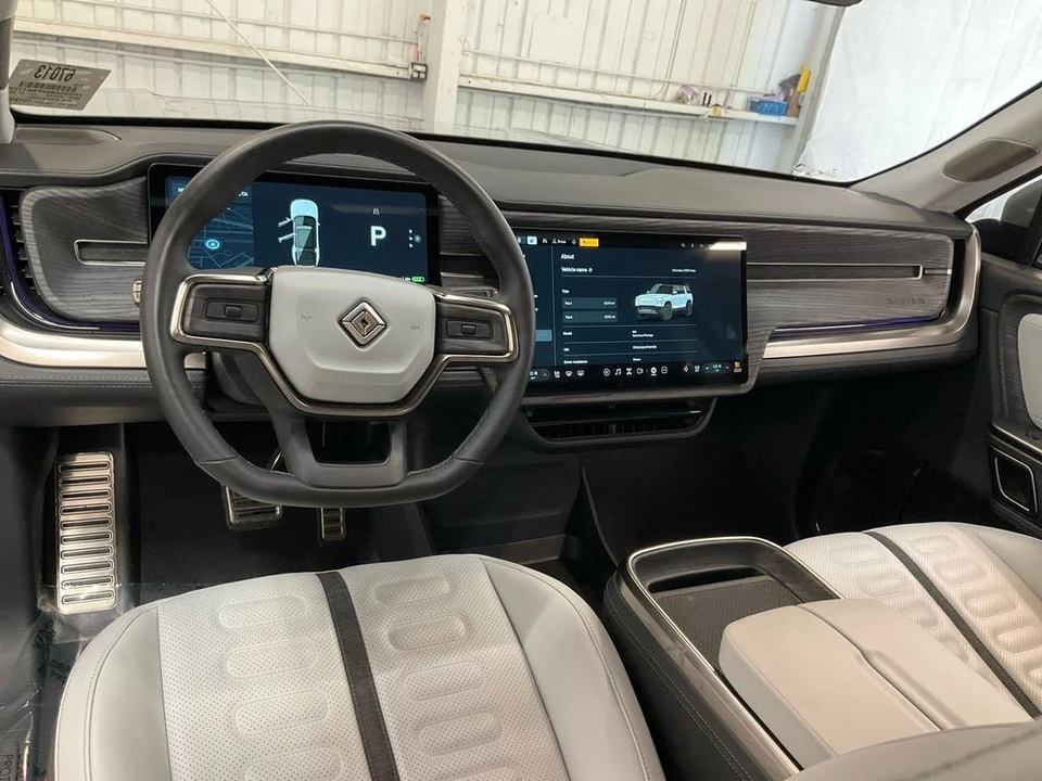 2023 Rivian R1S - Image 5 of 6