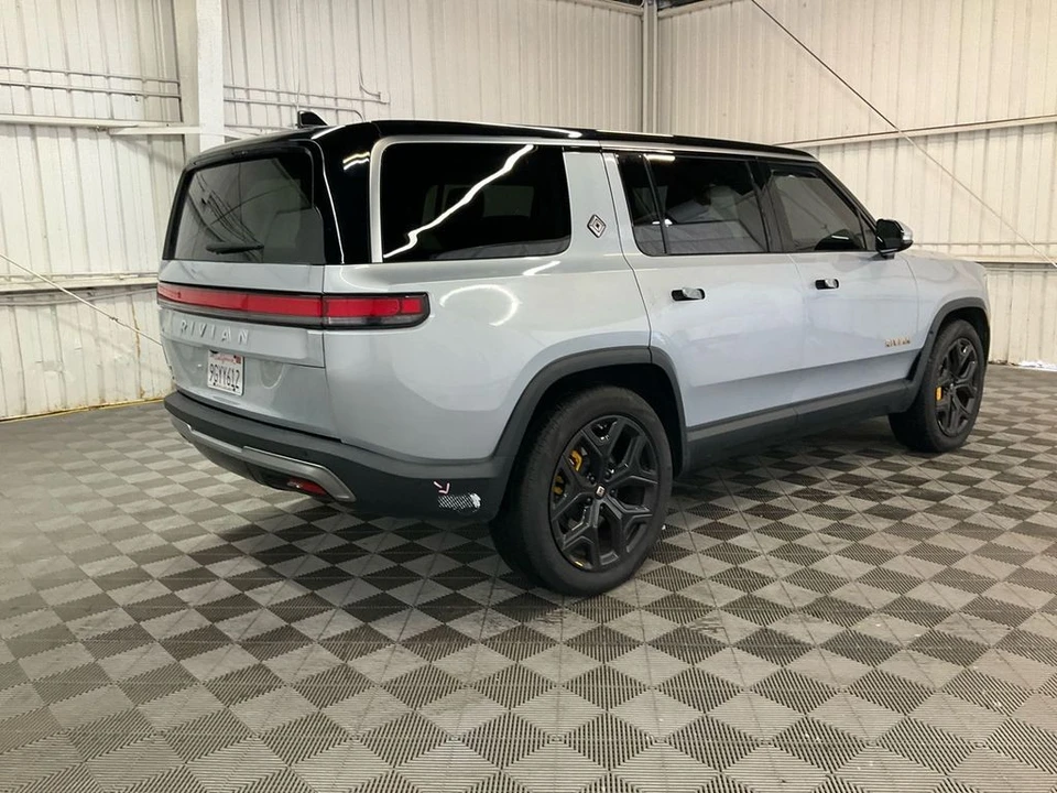 2023 Rivian R1S - Image 2 of 6