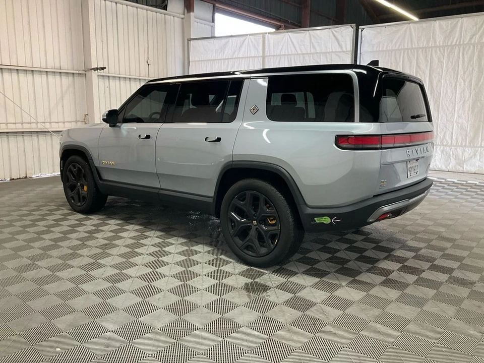 2023 Rivian R1S - Image 4 of 6