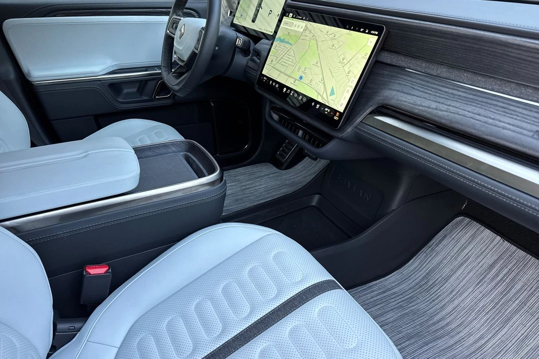 2023 Rivian R1S - Image 18 of 21
