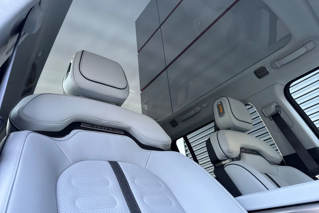 2023 Rivian R1S - Image 19 of 21