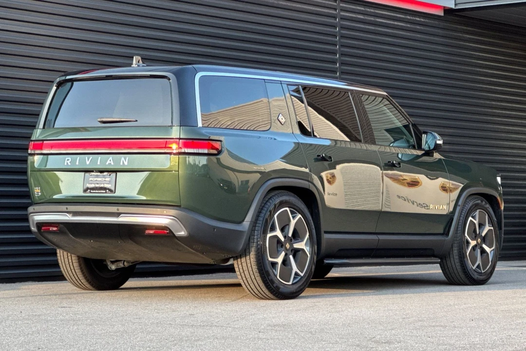 2023 Rivian R1S - Image 8 of 21