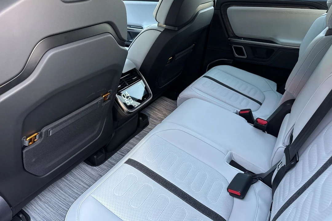 2023 Rivian R1S - Image 15 of 21