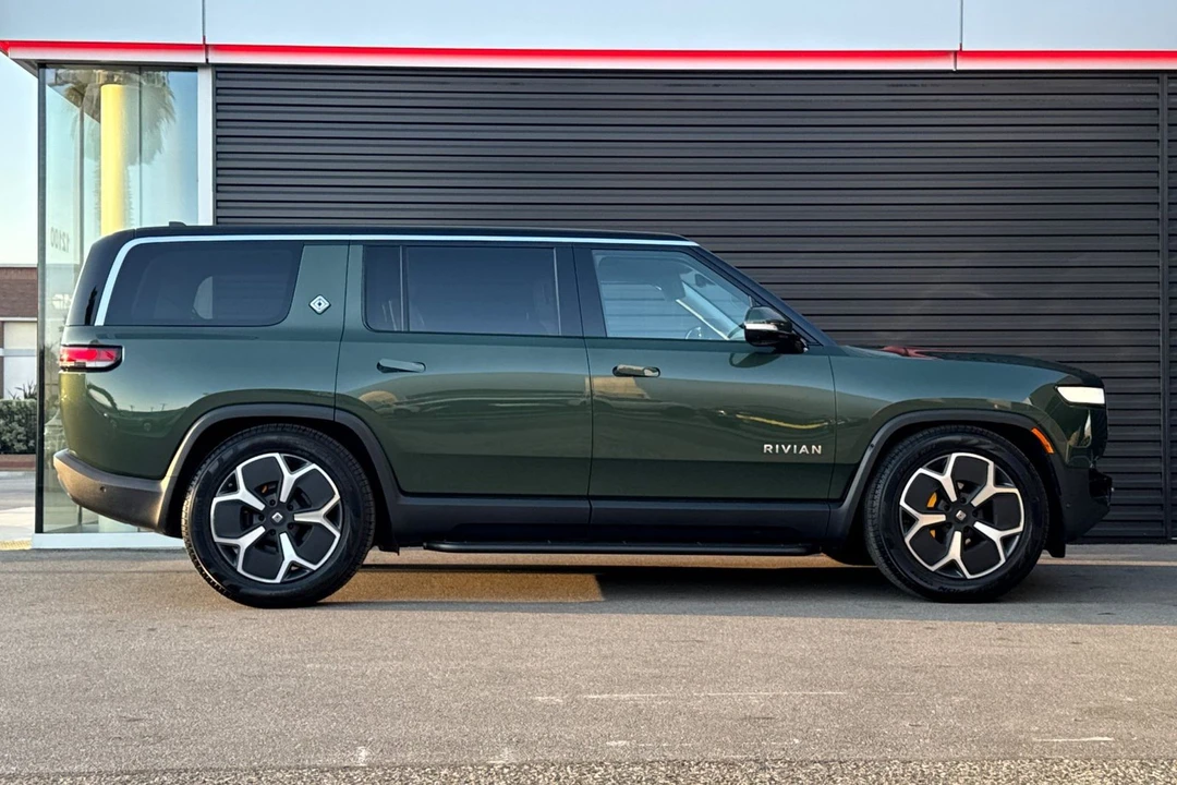 2023 Rivian R1S - Image 9 of 21