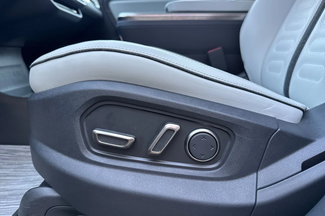 2023 Rivian R1S - Image 14 of 21