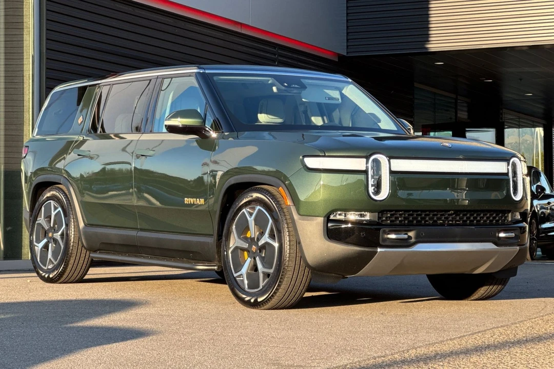 2023 Rivian R1S - Image 10 of 21