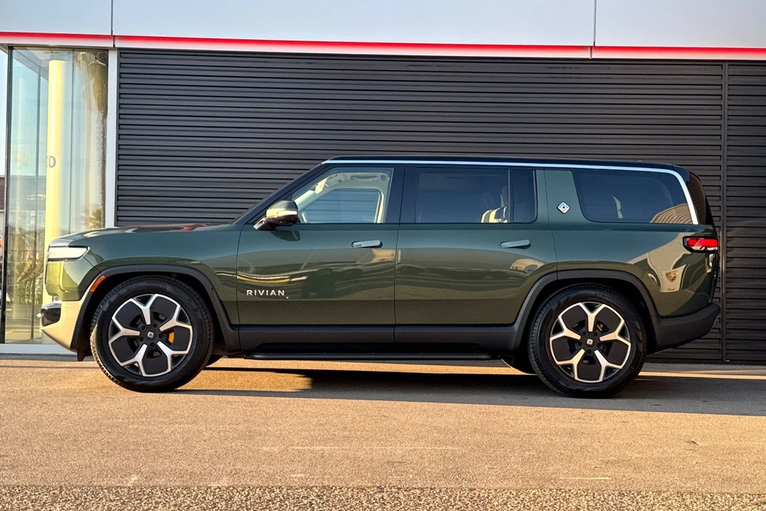 2023 Rivian R1S - Image 2 of 21