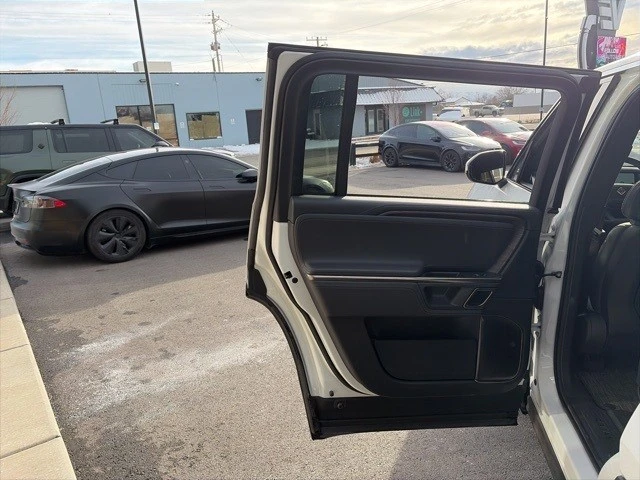 2023 Rivian R1S - Image 14 of 21
