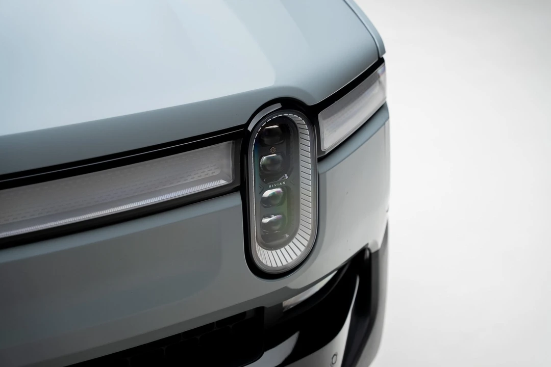 2023 Rivian R1S - Image 10 of 12