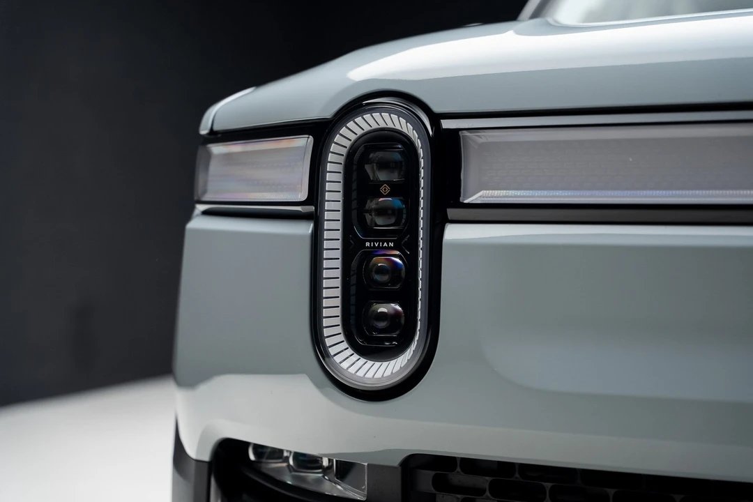 2023 Rivian R1S - Image 8 of 12