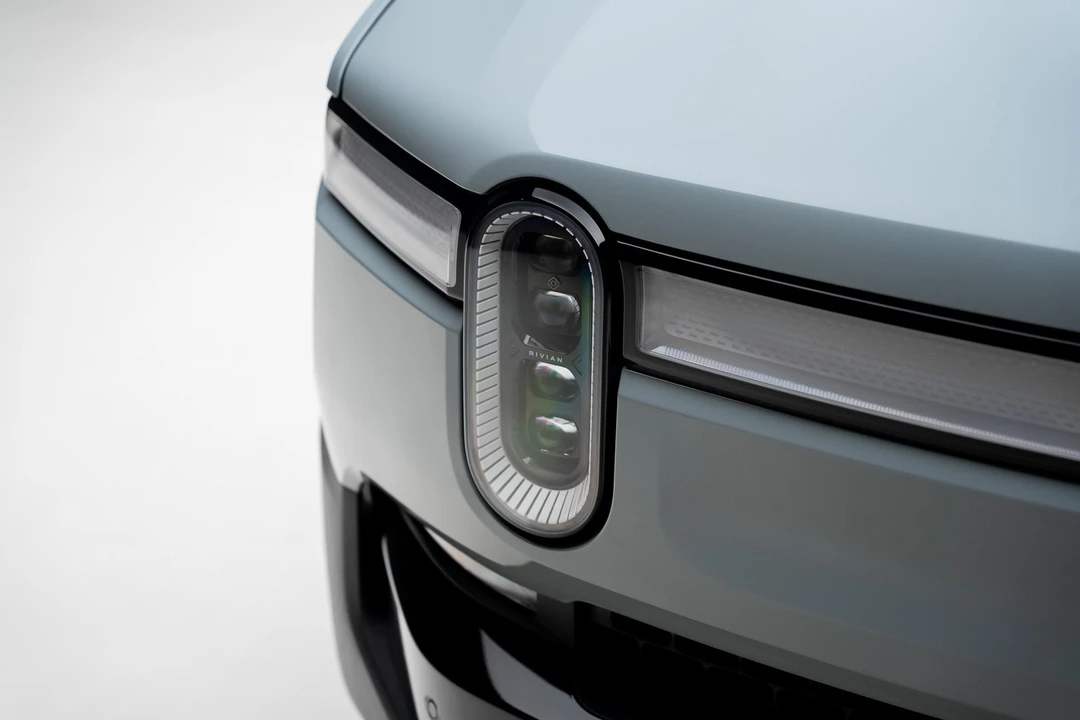 2023 Rivian R1S - Image 11 of 12